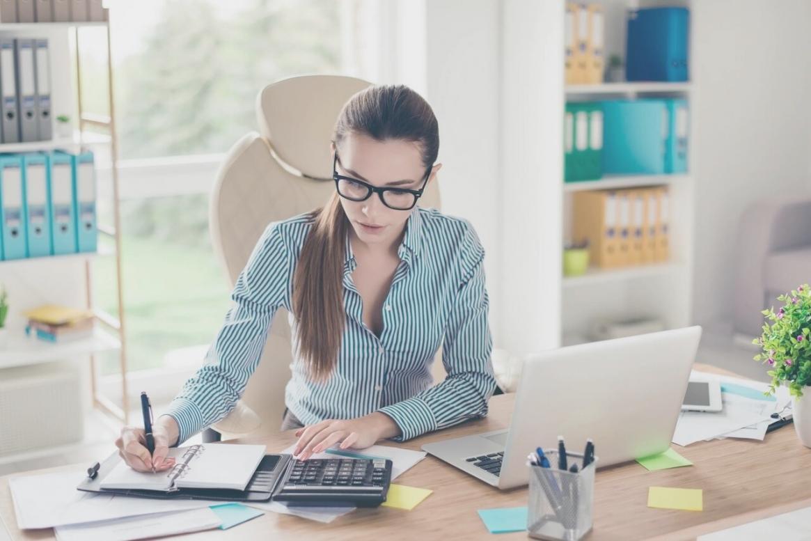 Participant analysant des données de marché durant une session de formation