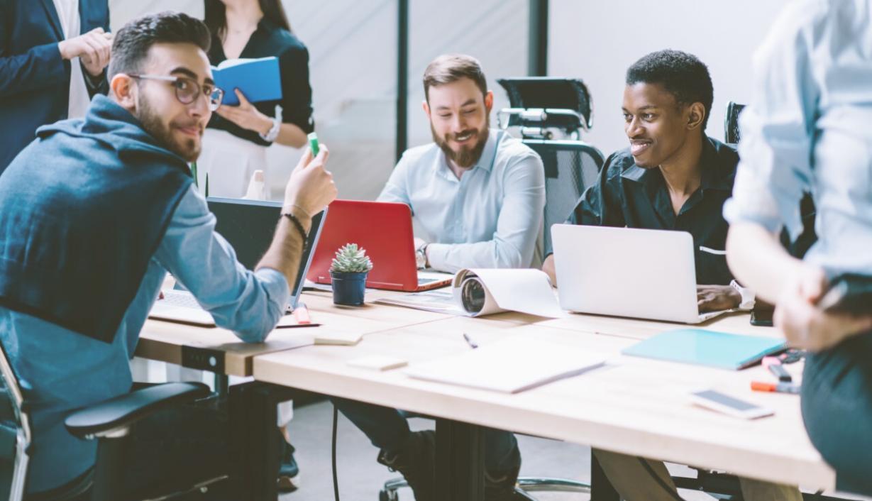 Graphiques financiers et données de marché affichés sur écran lors d'une présentation